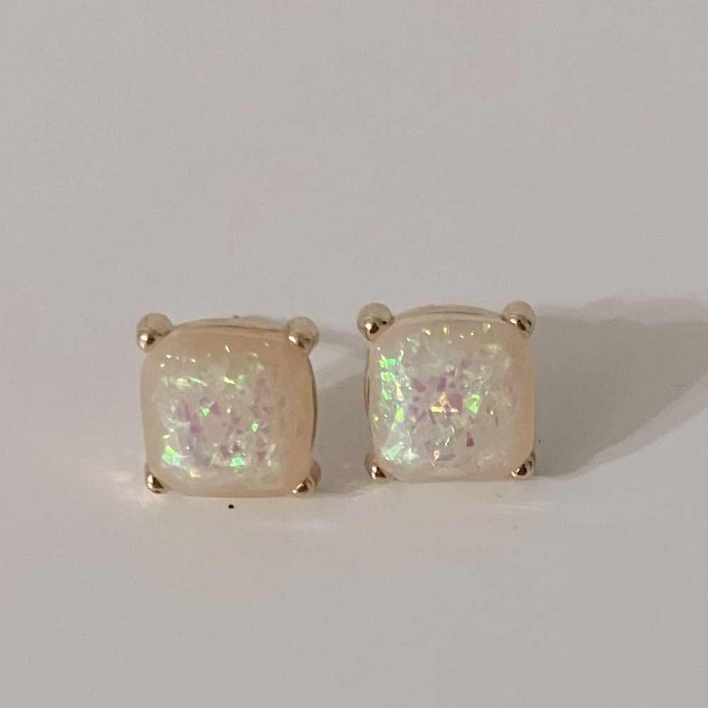 Square stud earrings
